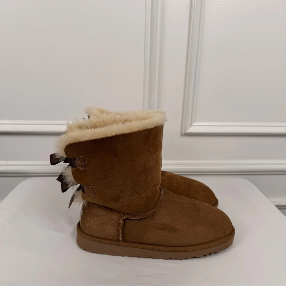 UGG Australia Bailey Bow II Chestnut Suede Sheepskin Boots 3280‎ Mens 6 Womens 8